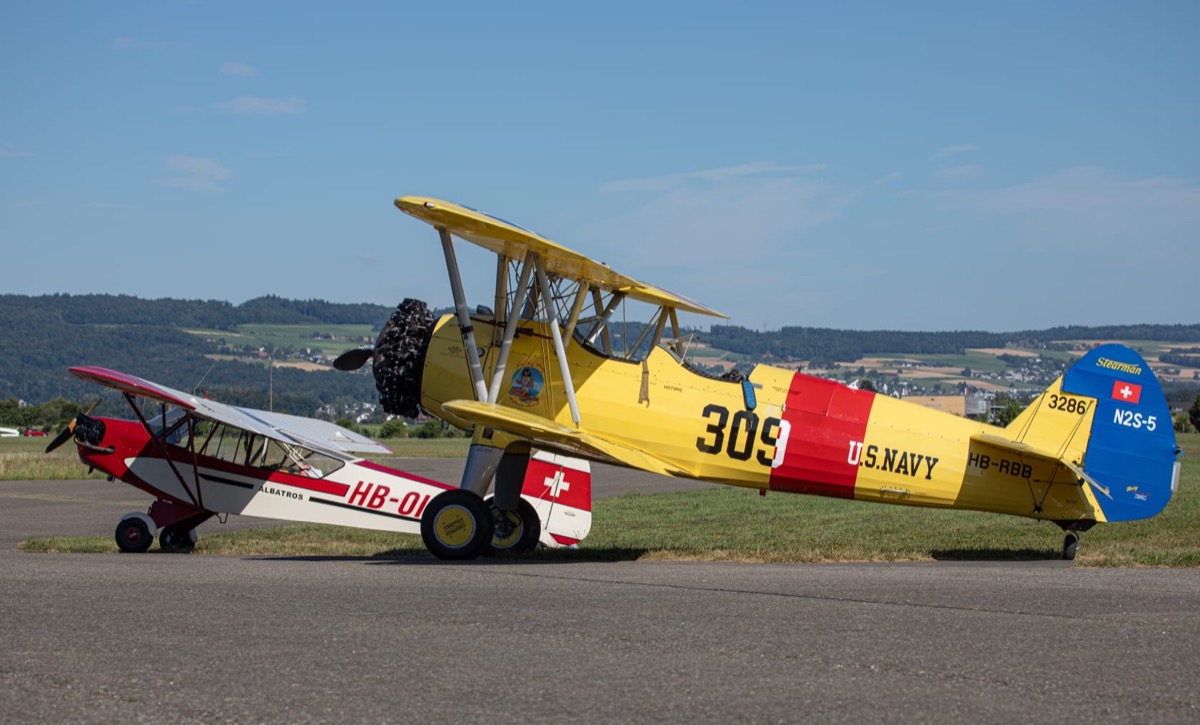 HB-RBB Stearman und Piper Cub Albatros auf dem Vorfeld in Birrfeld