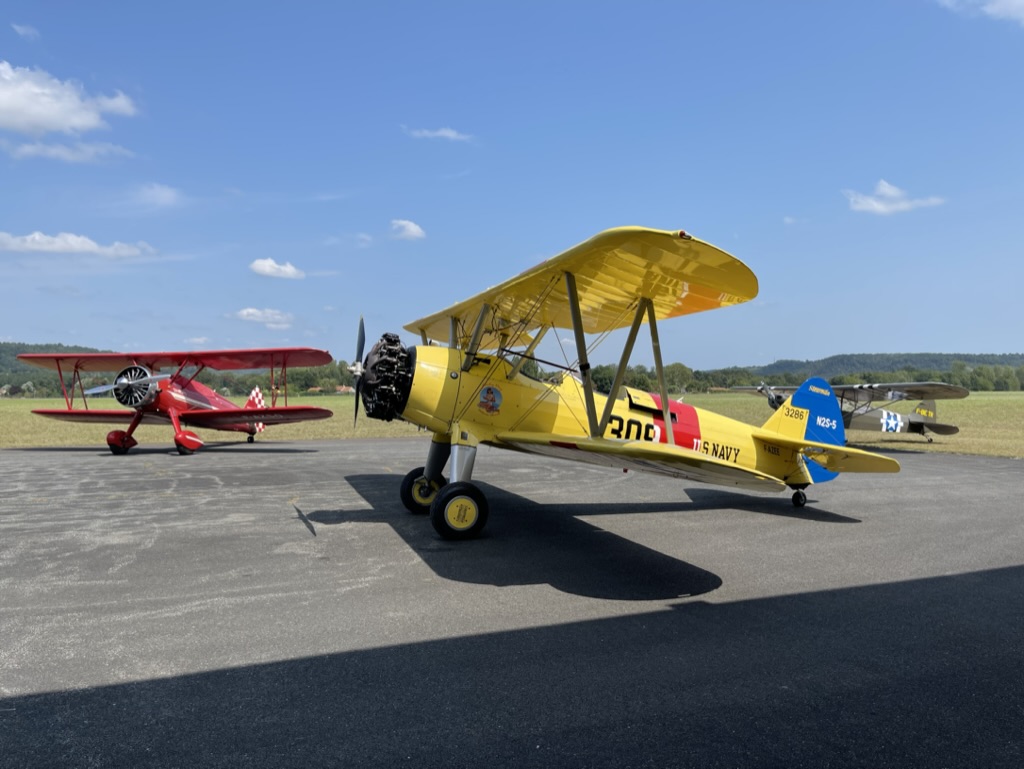 Stearman vor seinem Hangar in Périgueux